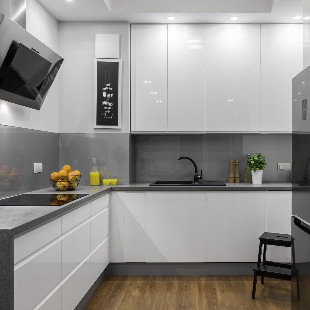 Design with other materials 2 - minimalist kitchen with black backsplash