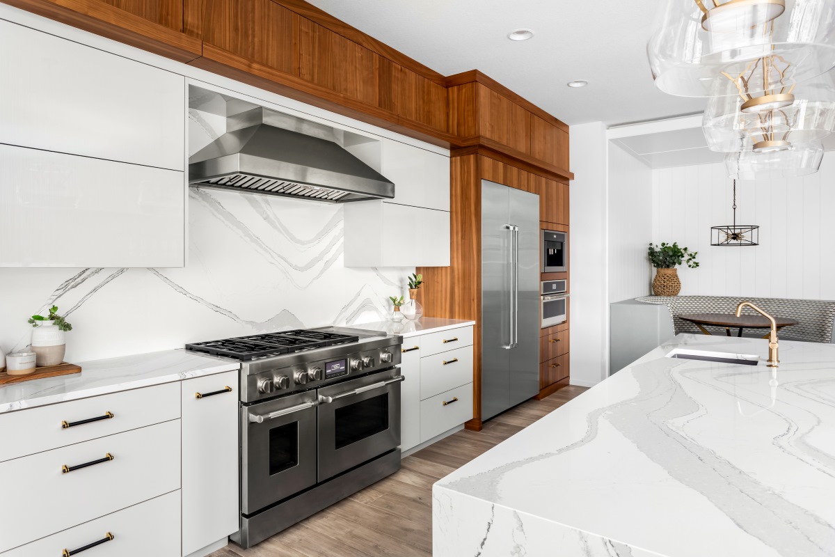 Design with stone 1 - White fancy kitchen with white marble stone backsplash