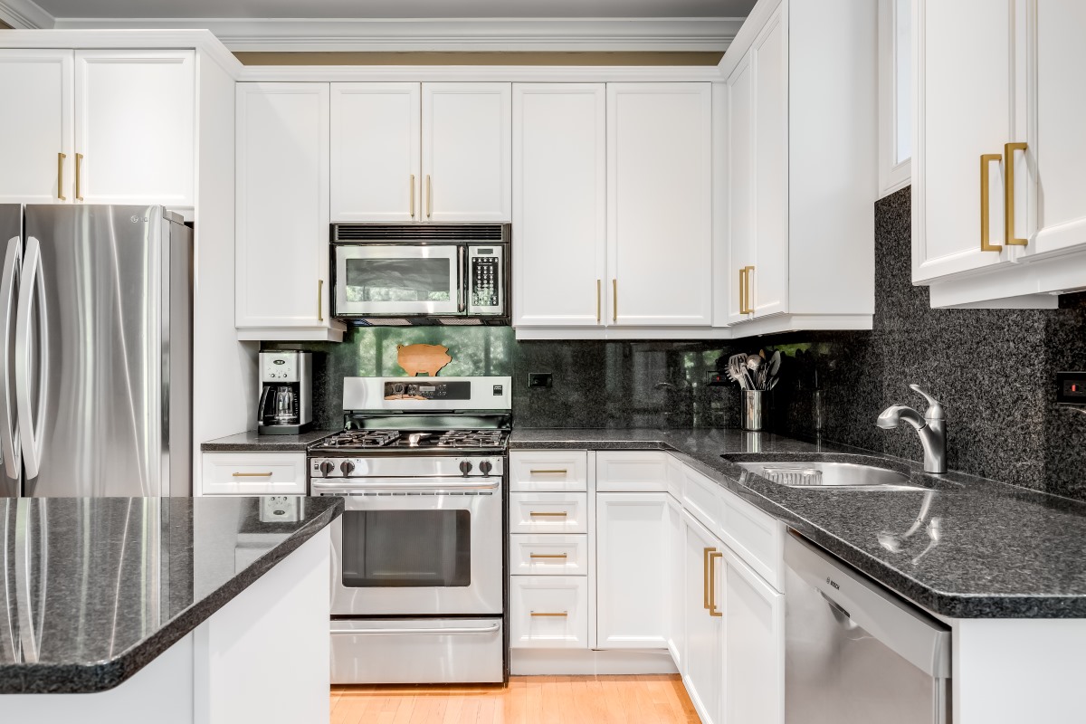 Design with stone 3 - White modern kitchen with black marble stone backsplash