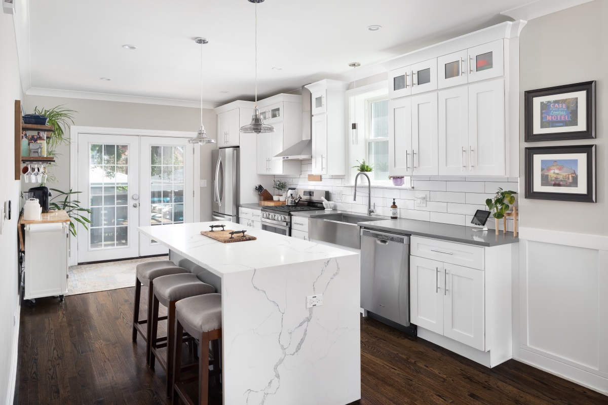 Design with tiles 10 - White modern kitchen with white backsplash