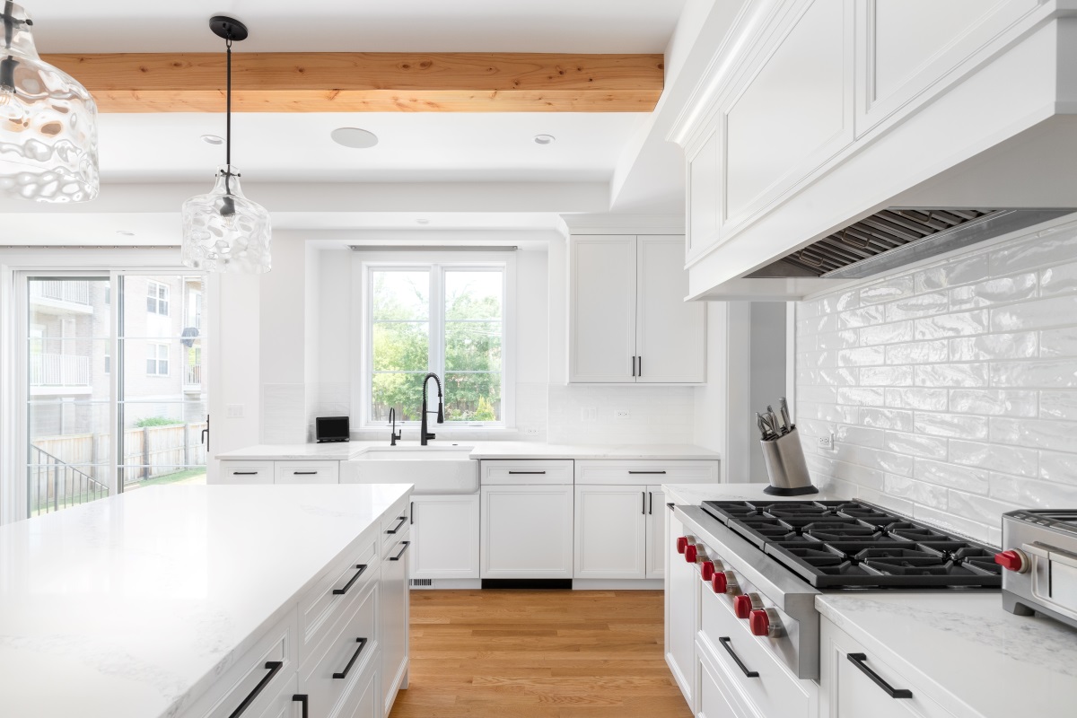 Design with tiles 8 - White modern kitchen with white backsplash