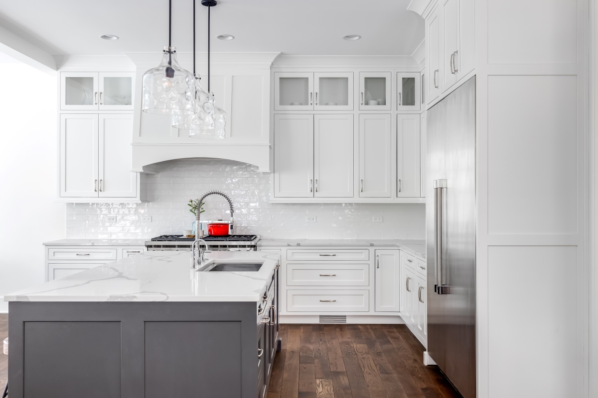 Design with tiles 9 - White modern kitchen with white backsplash