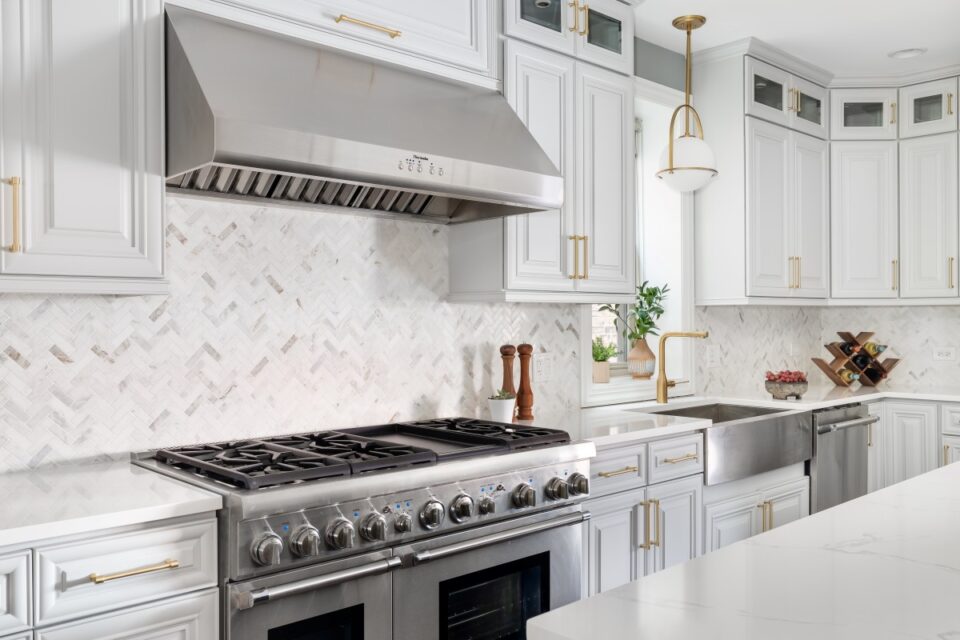 30 Stunning Backsplash Ideas for Kitchens With White Cabinets - H.M.G