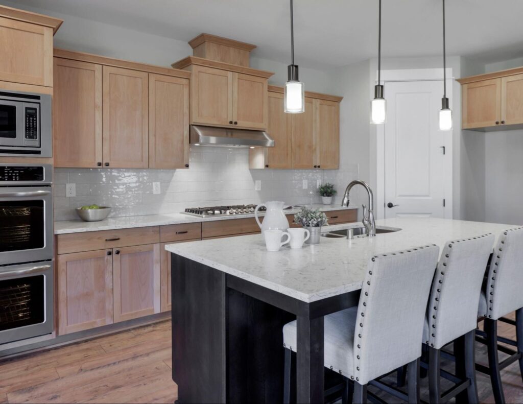 20+ Stunning Backsplash Ideas to Complement Oak Cabinets - H.M.G