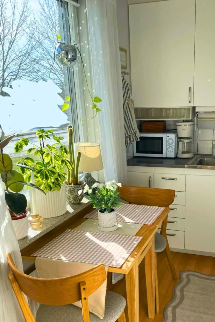 25+ Inspiring Ideas for Kitchen Window Sills You Need to See - H.M.G