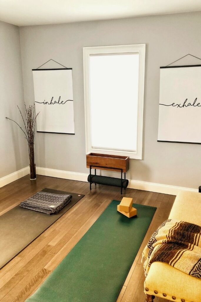 25+ Relaxing Boho Yoga Room Ideas - H.M.G