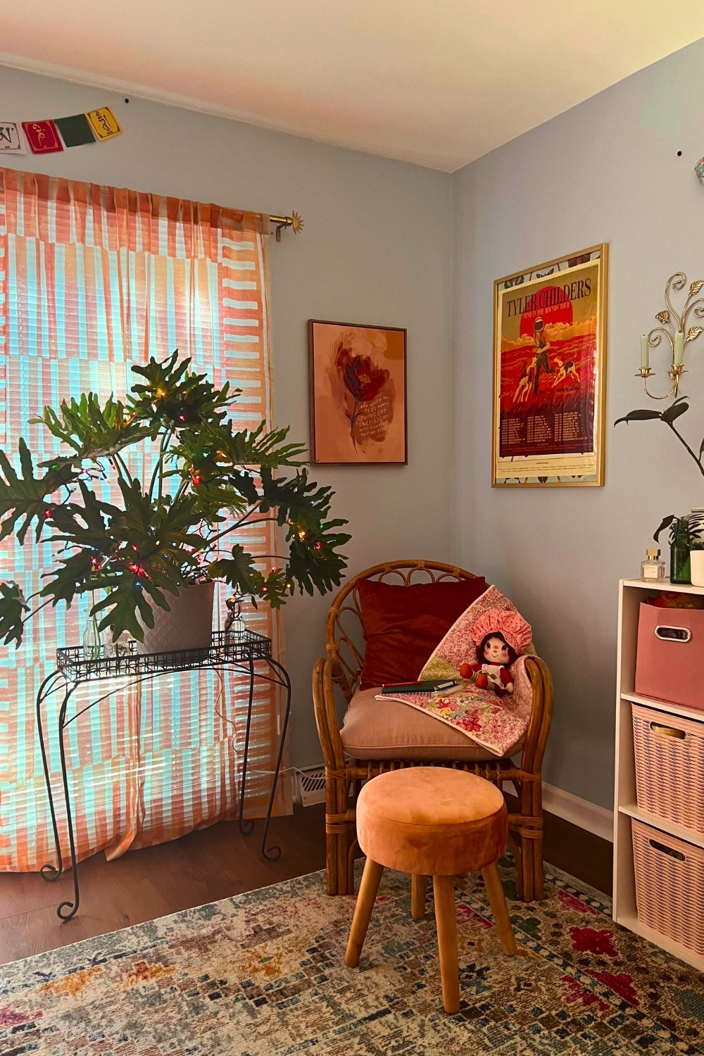 Playful Retro Bedroom Corner With Rattan and Velvet
