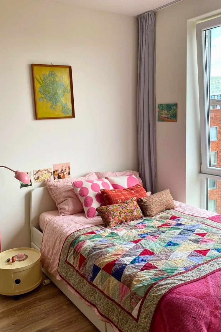 girl dorm room