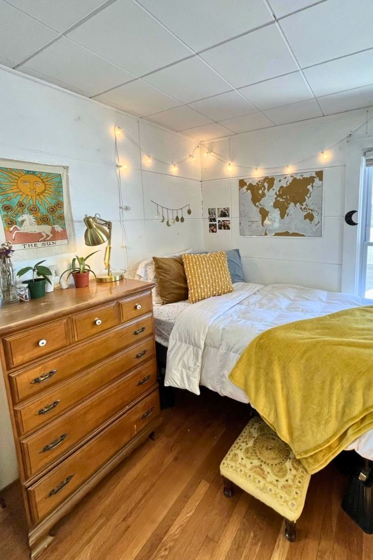yellow girl dorm room