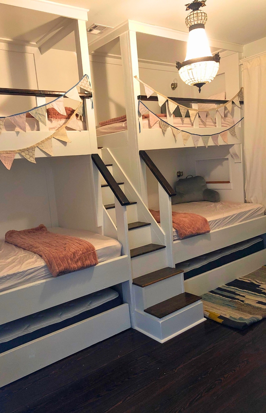 Built-in white bunks with central stairs and flag garlands