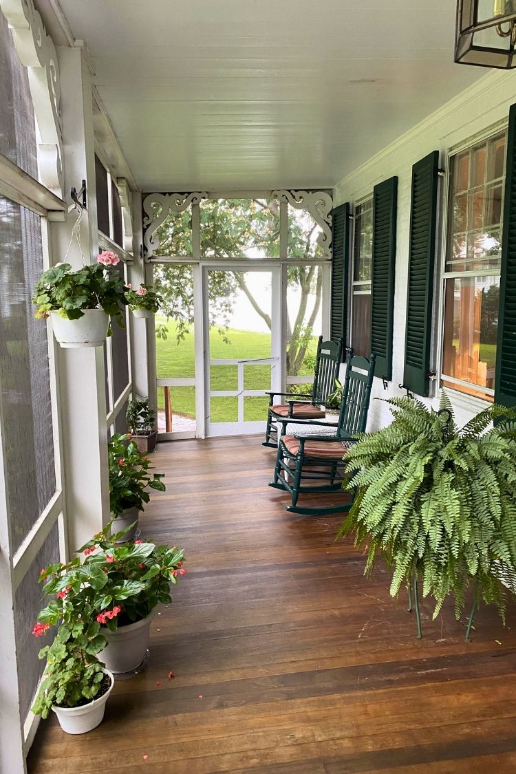 garden front porch with two chairs (2)
