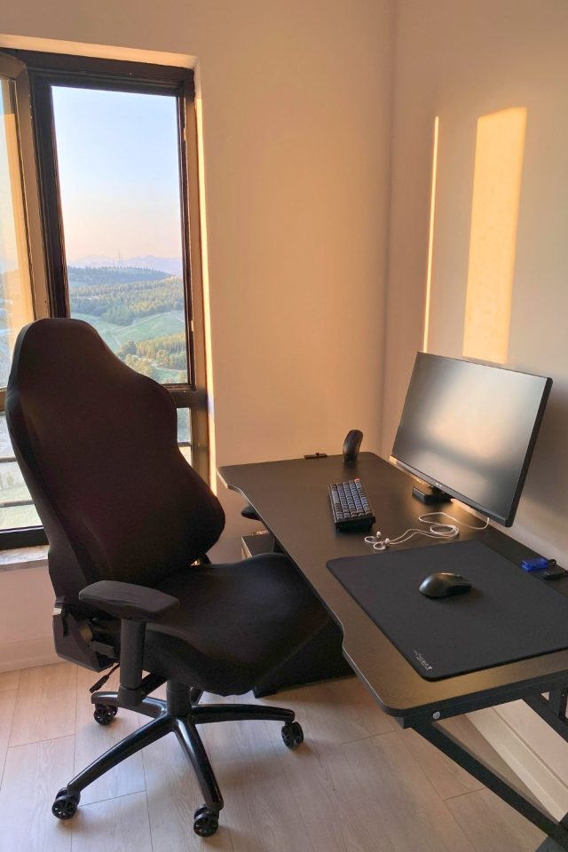 These Simple PC Setups Prove Small Spaces Can Be Clean & Aesthetic - H.M.G