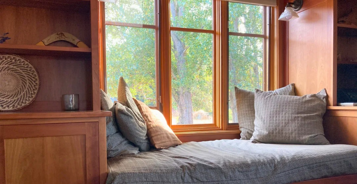 These Cozy Cabin Reading Nook Setups Make Staying Home All Winter Actually Feel Like A Vacation